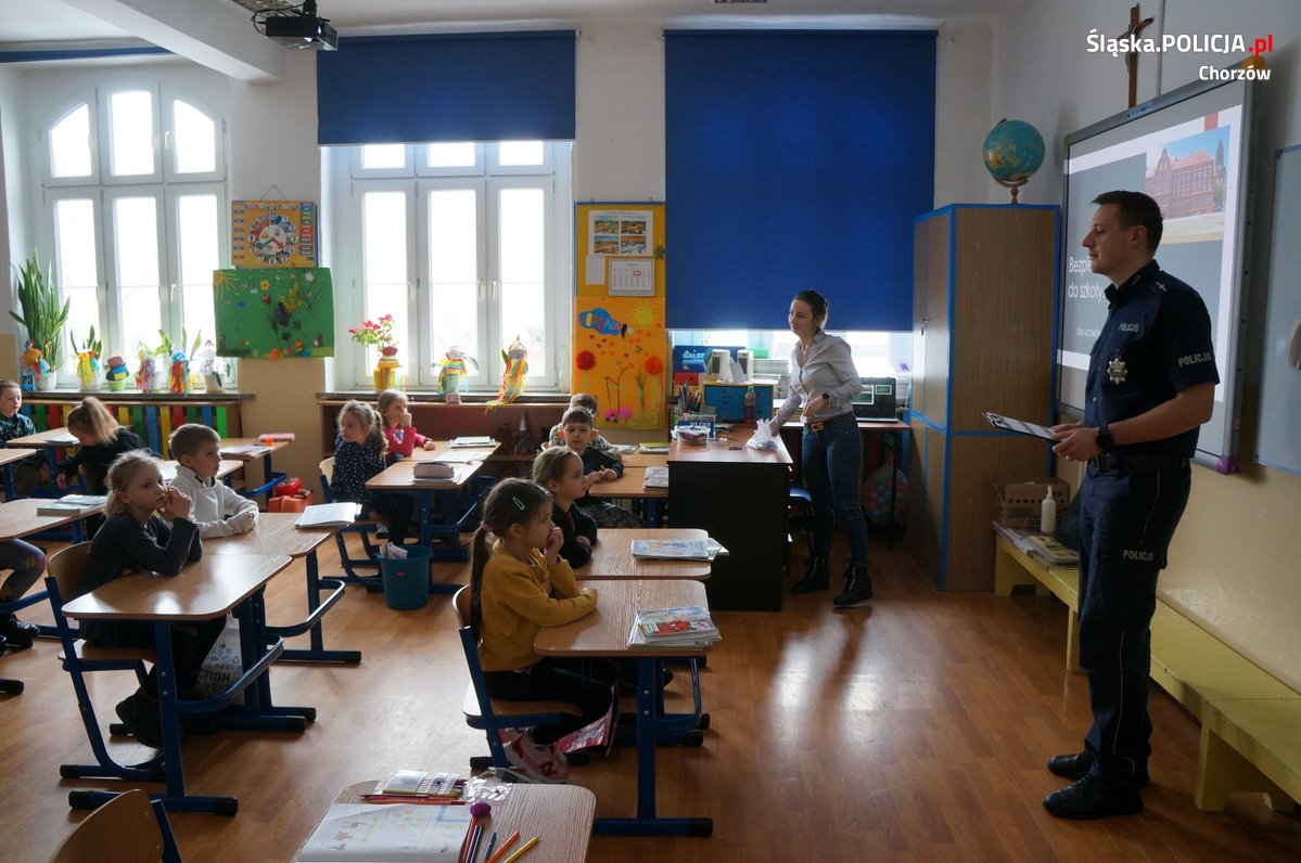 Bezpieczna droga do szkoły z dzielnicowymi. Policjanci spotkali się z uczniami