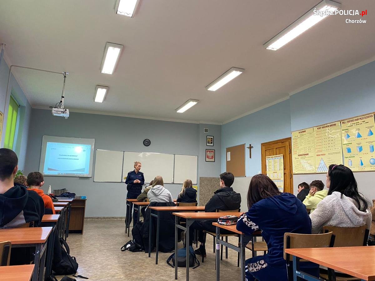Chorzowska policjantka rozmawiała z młodzieżą o odpowiedzialności prawnej