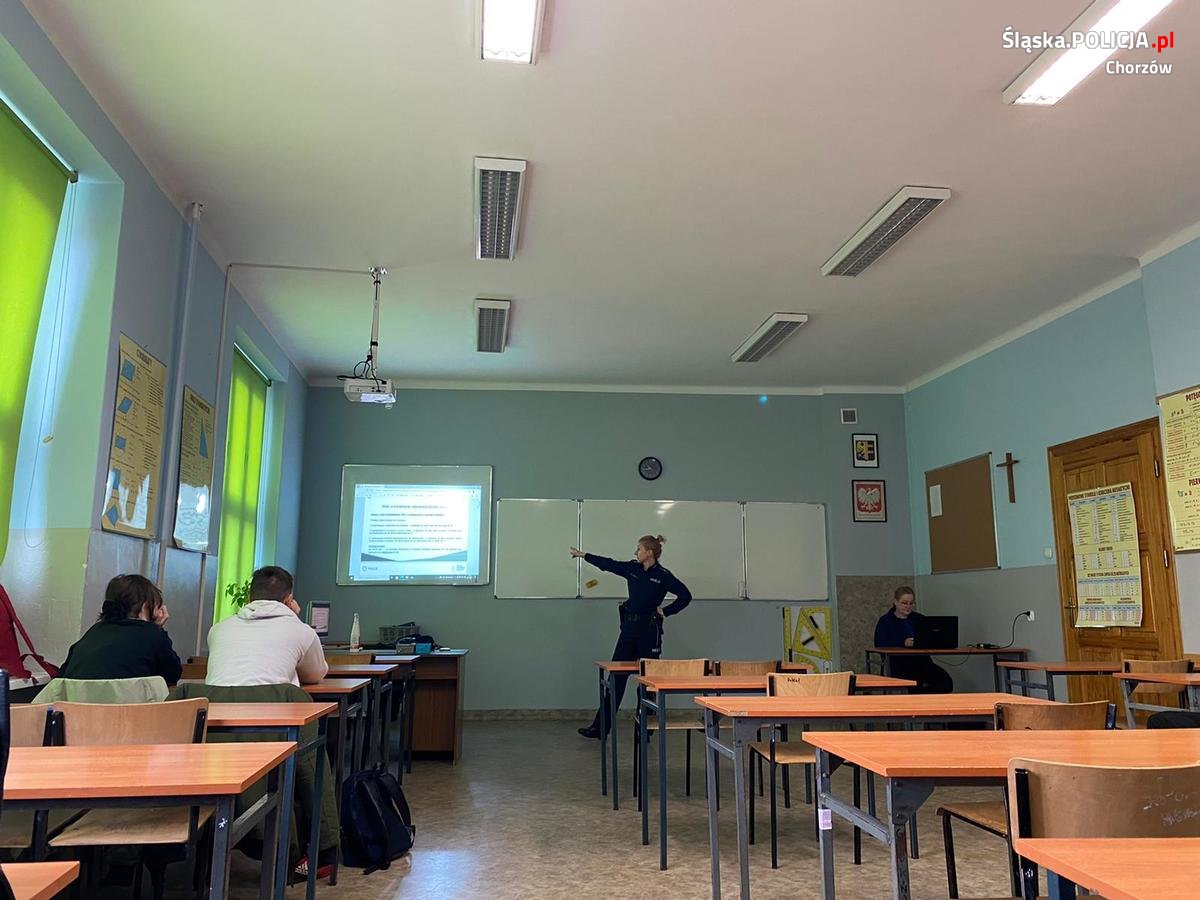 Chorzowska policjantka rozmawiała z młodzieżą o odpowiedzialności prawnej