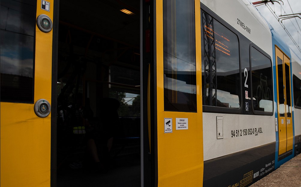 Kasy biletowe na stacji kolejowej Chorzów Batory zamknięte. Pasażerowie przeciwni decyzji