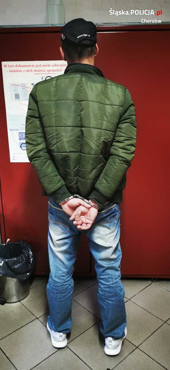 39-latek ukradł 15 tysięcy, policjanci zatrzymali go chwilę później