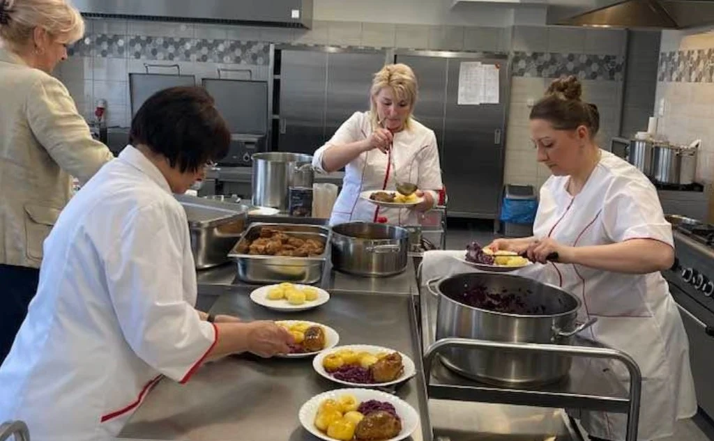 Kuchnia w Szkole Podstawowej nr 25 przeszła modernizację. Pojawił się nowoczesny sprzęt