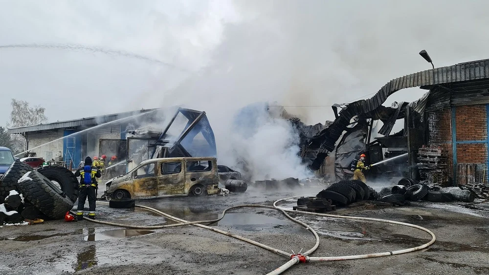 Świętochłowice: Groźny pożar wybuchł w jednej z baz transportowych na ulicy Imieli 