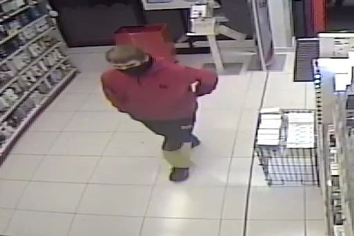 Podejrzewany o kradzież w drogerii na terenie Świętochłowic. Rozpoznajesz go?