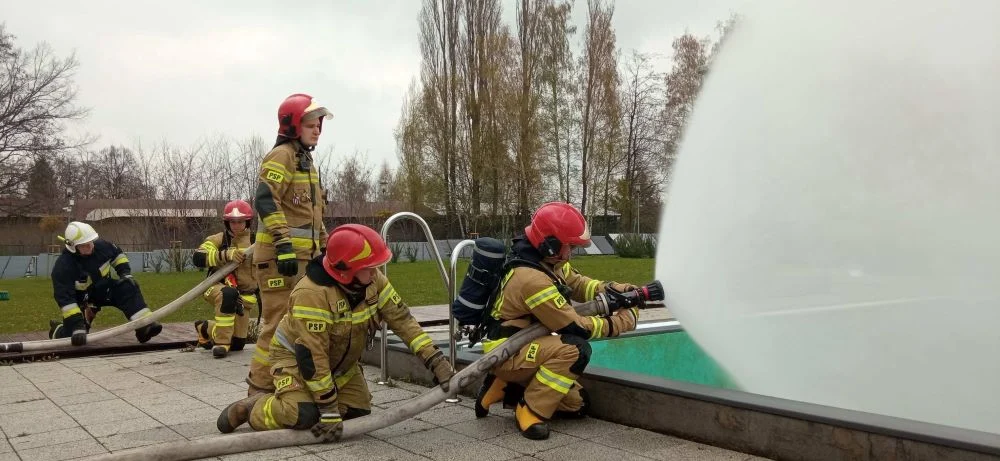 Rozpoczęto oczyszczanie basenu na Skałce. Lato coraz bliżej?