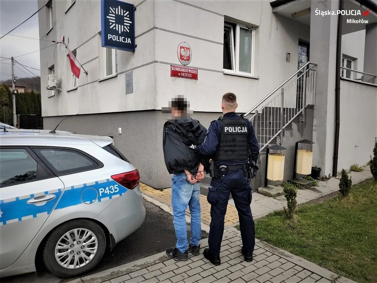 Dokonał kradzieży w drogerii, szarpał się z jej pracownikami. Złodziejowi grozi