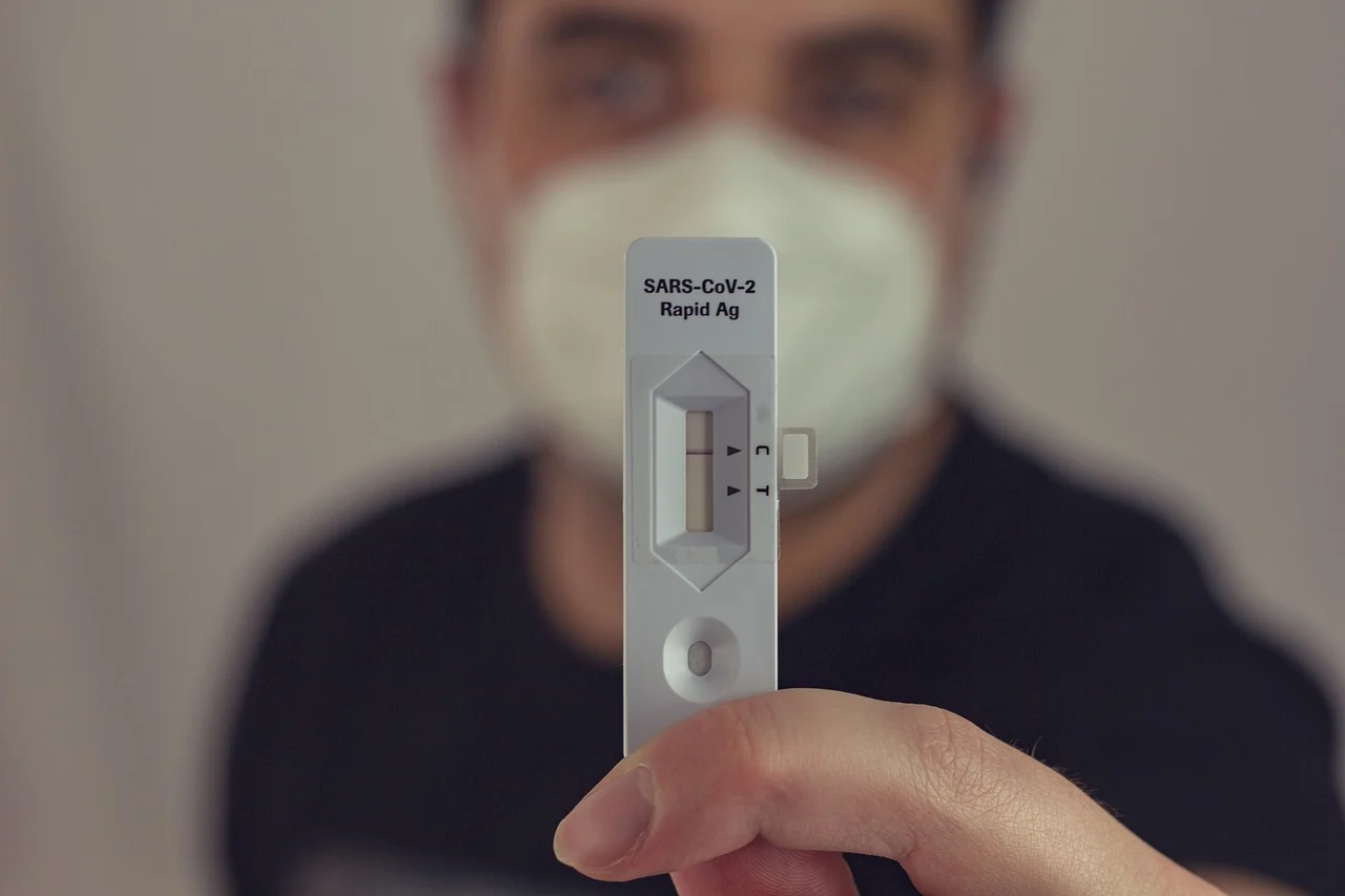 Zdecydowanie za wcześnie rezygnujemy z powszechnego testowania i izolowania pacjentów