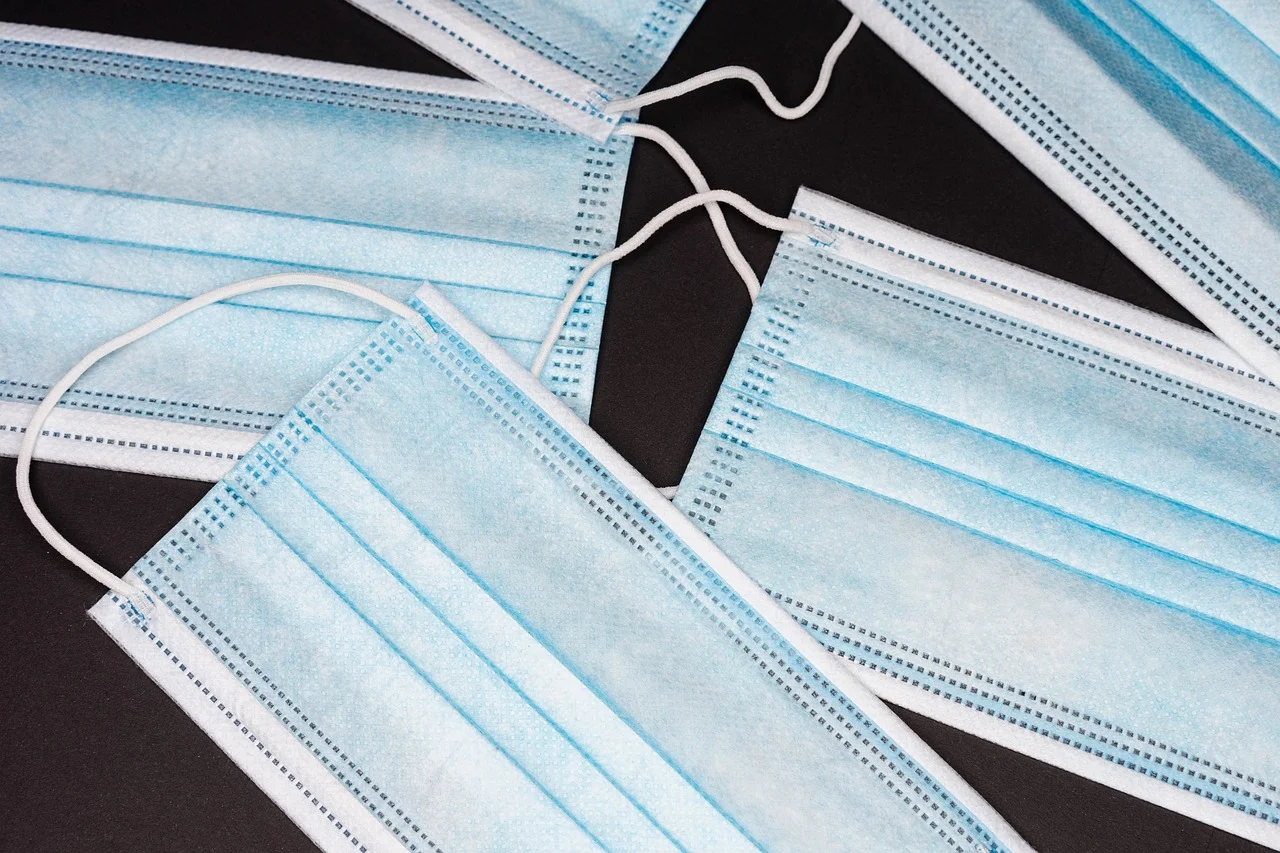 Opublikowano rozporządzenie - w maju maseczki w aptekach i przychodniach nadal obowiązkowe