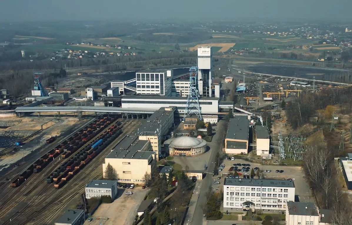 KWK „Zofiówka”: Oficjalnie potwierdzono zgon sześciu górników. Ratownicy szukają czterech