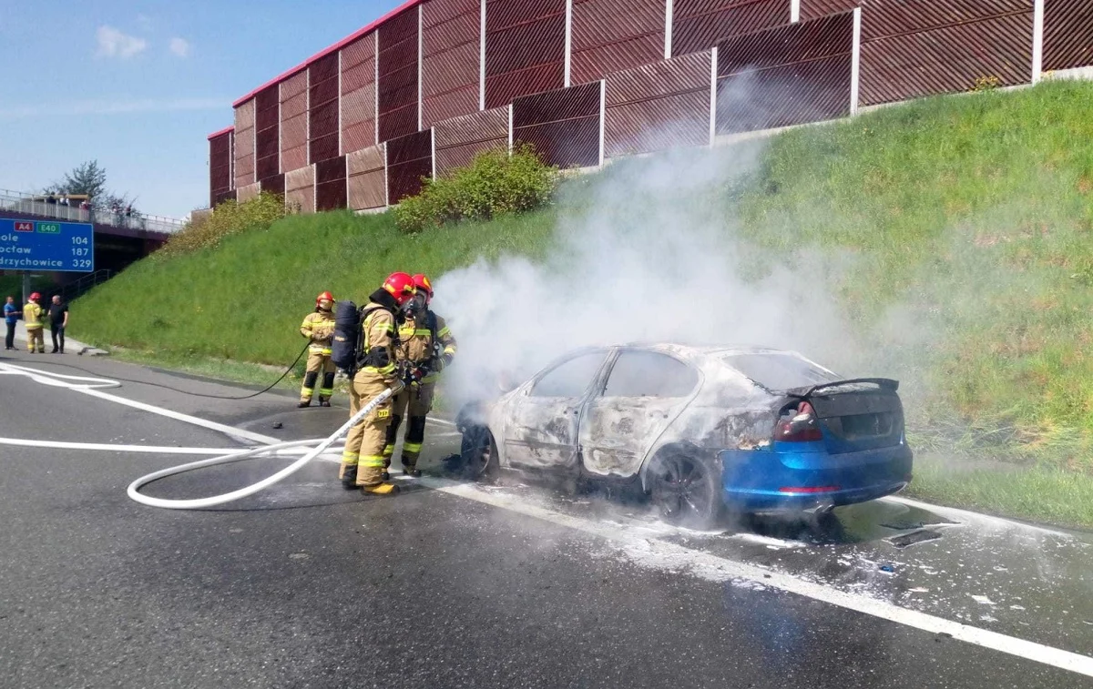 Groźne zdarzenie na rudzkim odcinku autostrady A4. Samochód stanął w płomieniach!