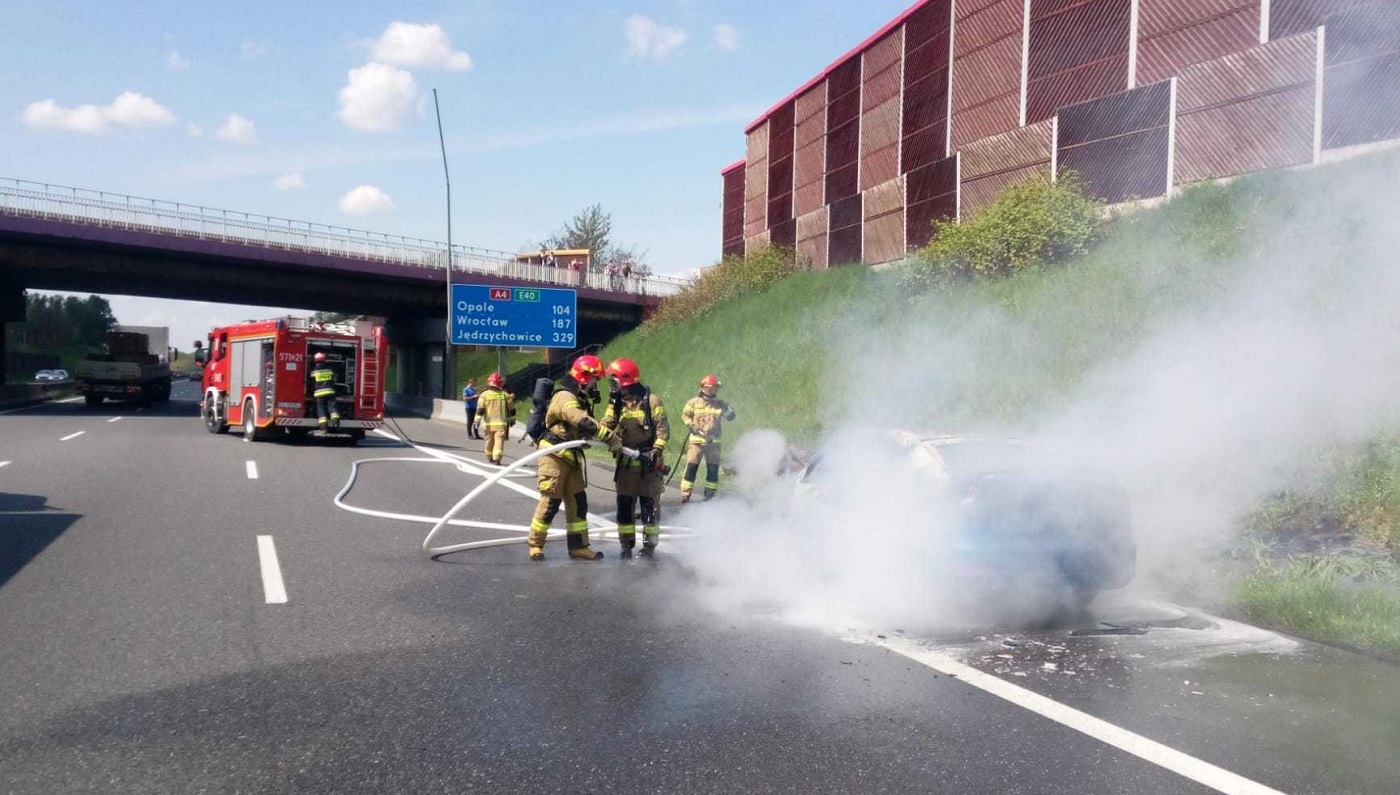 Groźne zdarzenie na rudzkim odcinku autostrady A4. Samochód stanął w płomieniach!
