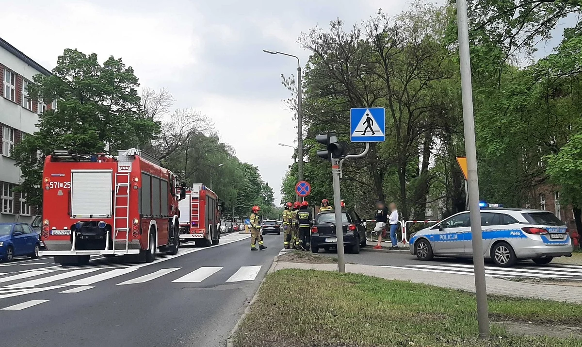 Kolizja na ul. 1 Maja. Samochód uderzył w barierki