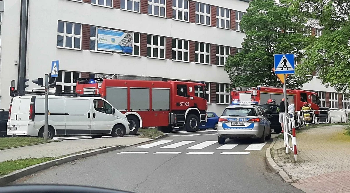 Kolizja na ul. 1 Maja. Samochód uderzył w barierki