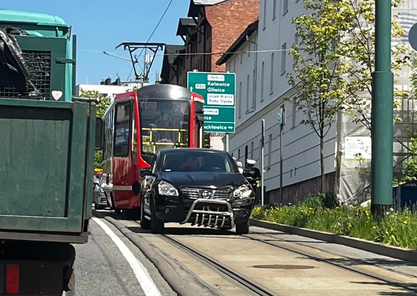 Kolizja w Nowym Bytomiu. Samochód osobowy zderzył się z tramwajem