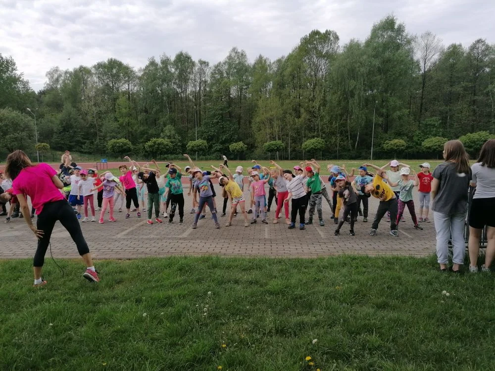 Zabawy przedszkolaków w Szkole Podstawowej nr 15