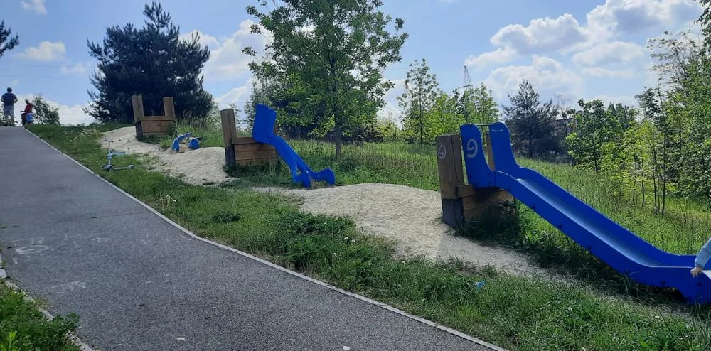 Zdewastowano zjeżdżalnie na Górze Antonia. Sprawą zajmuje się Straż Miejska