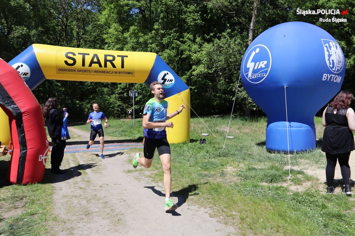 Rudzcy policjanci biegli w VI Biegu Przełajowym imienia st. sierż. Marka Sienickiego