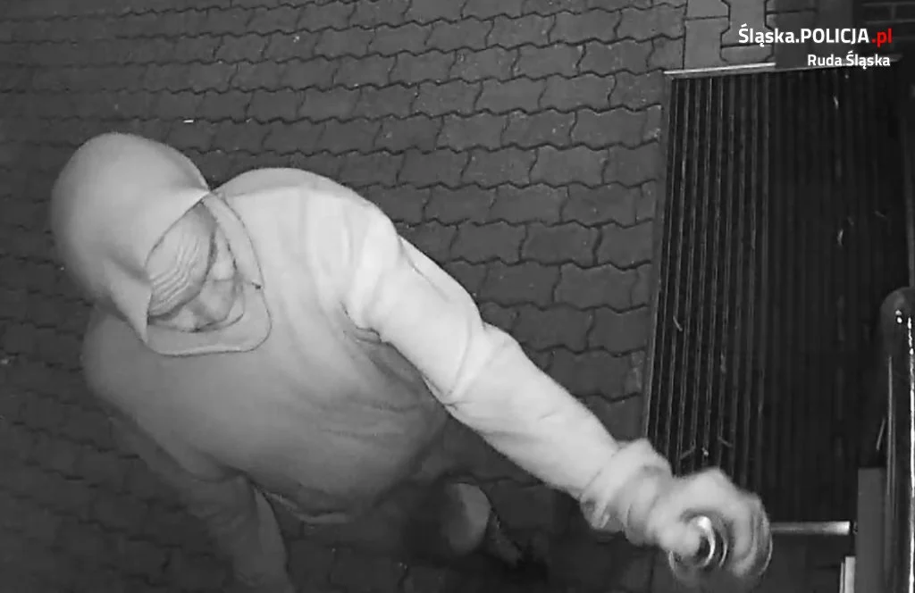 Zniszczone drzwi i zamalowany domofon! Rozpoznajesz tego sprawcę?