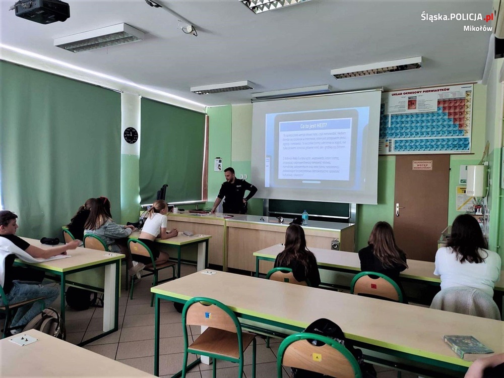 Dzielnicowy w łaziskiej "trójce" o zagrożeniach w sieci i cyberprzemocy