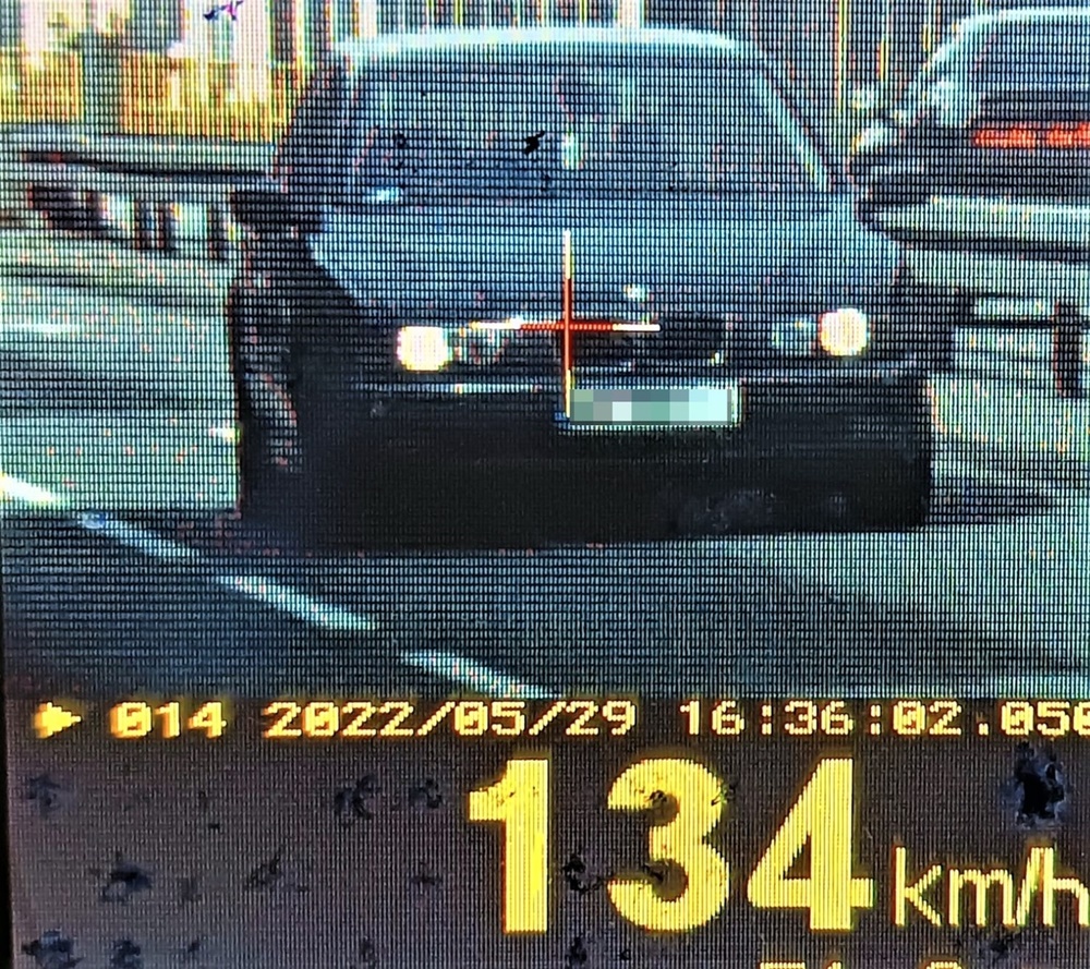 W obszarze zabudowanym z prędkością 103 km/h. Łaziszczanin stracił prawo jazdy