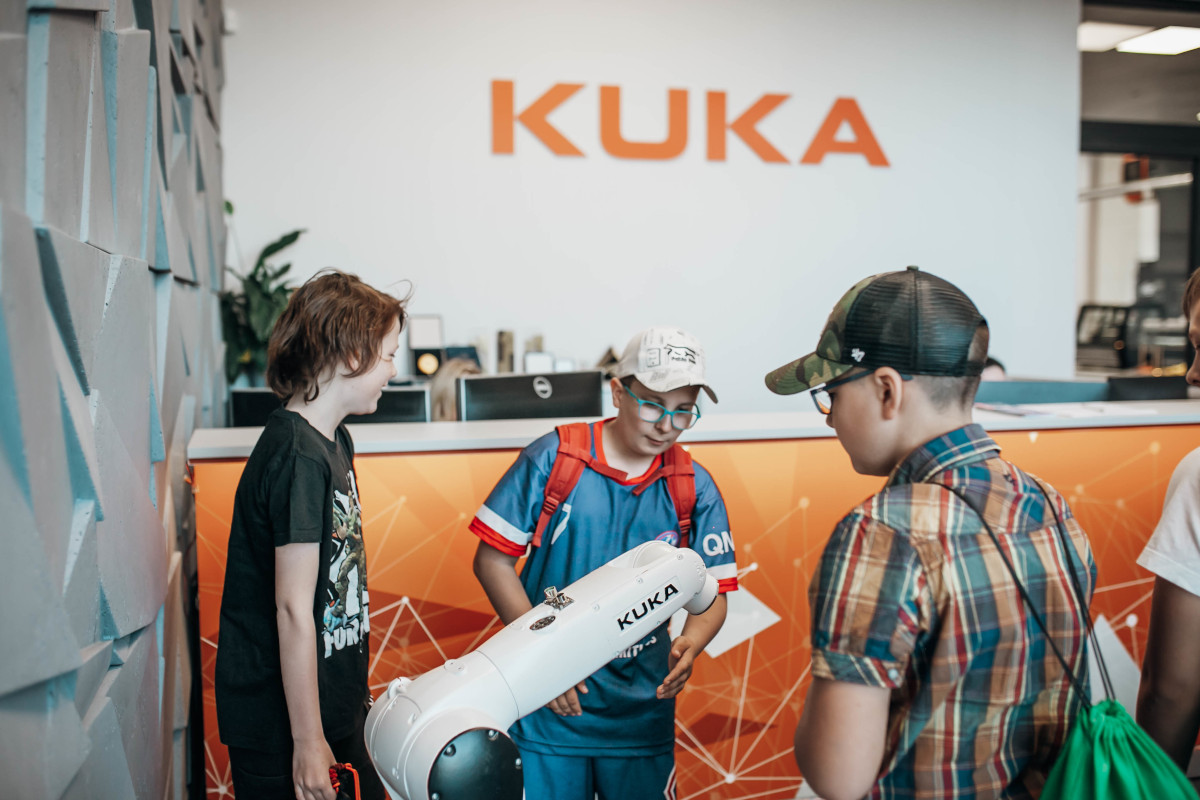 KUKA wspiera rozwój najmłodszych! Firmę odwiedzili uczniowie SP nr 35 w Tychach