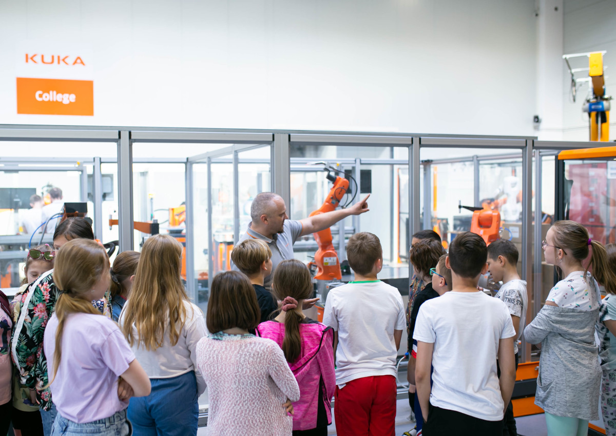 KUKA wspiera rozwój najmłodszych! Firmę odwiedzili uczniowie SP nr 35 w Tychach