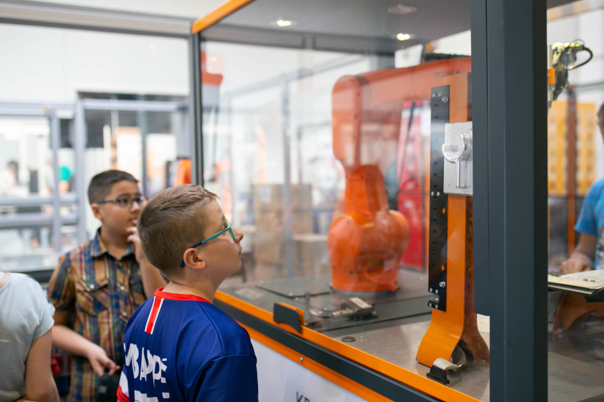 KUKA wspiera rozwój najmłodszych! Firmę odwiedzili uczniowie SP nr 35 w Tychach