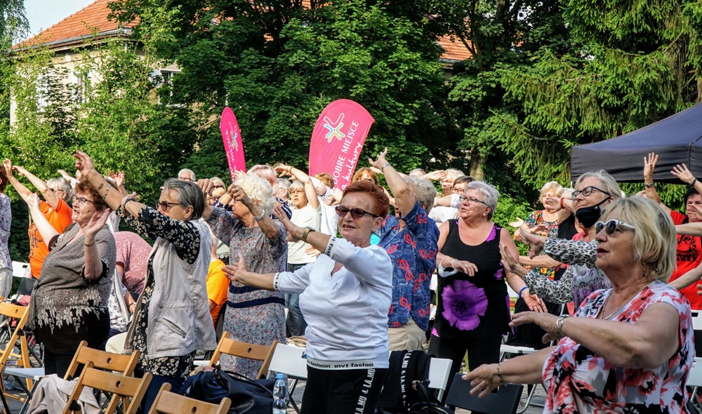 Seniorzy na stadionie lekkoatletycznym i na scenie – dwudniowa Tyska Senioriada 2022