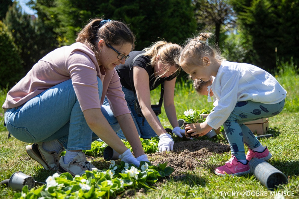 W dowód wdzięczności - ukraińskie kobiety posadziły kwiaty w Parku Miejskim Solidarności