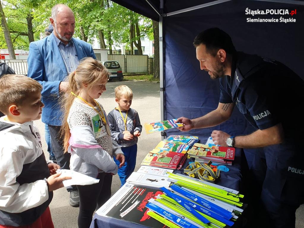 Policjanci o profilaktyce z młodymi biegaczami