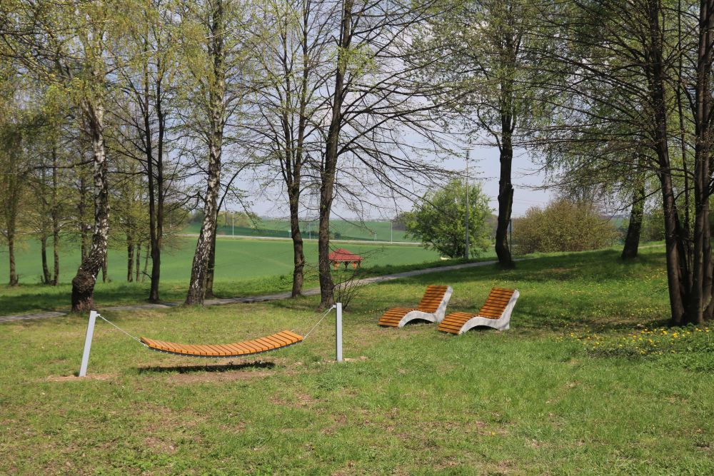 Leżaki, hamaki i altana przy Kopcu Wyzwolenia