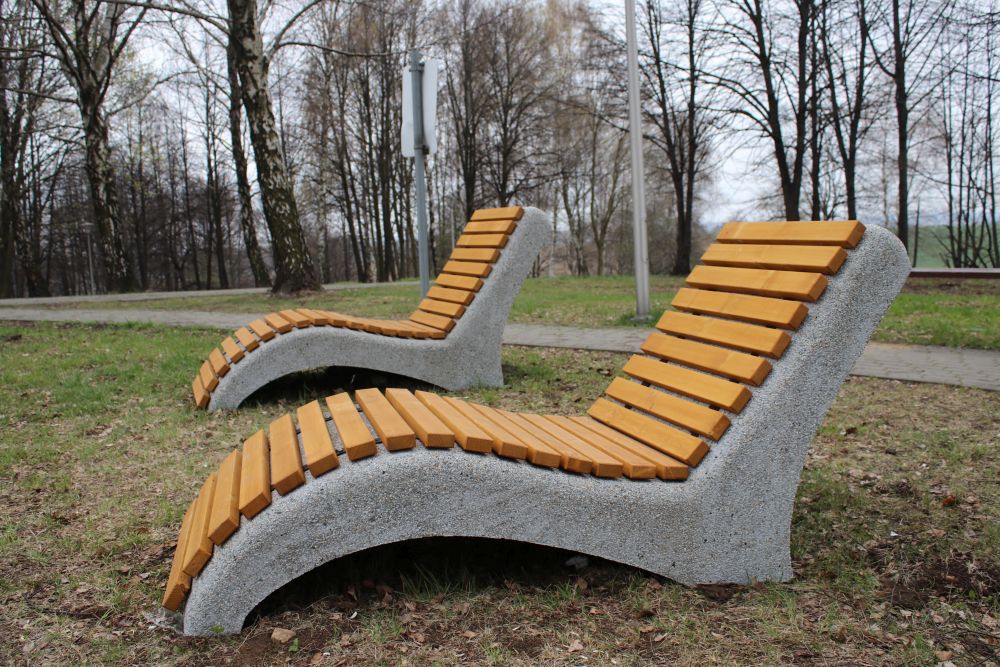 Leżaki, hamaki i altana przy Kopcu Wyzwolenia