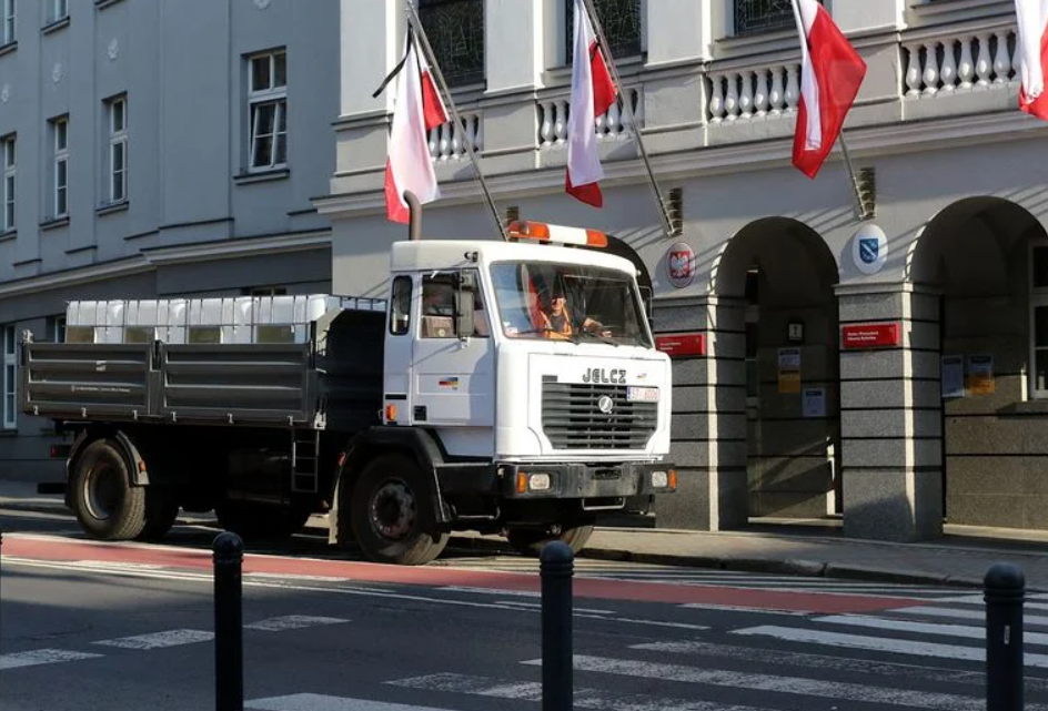 Jelcz i zbiorniki na wodę dla Irpienia i Buczy