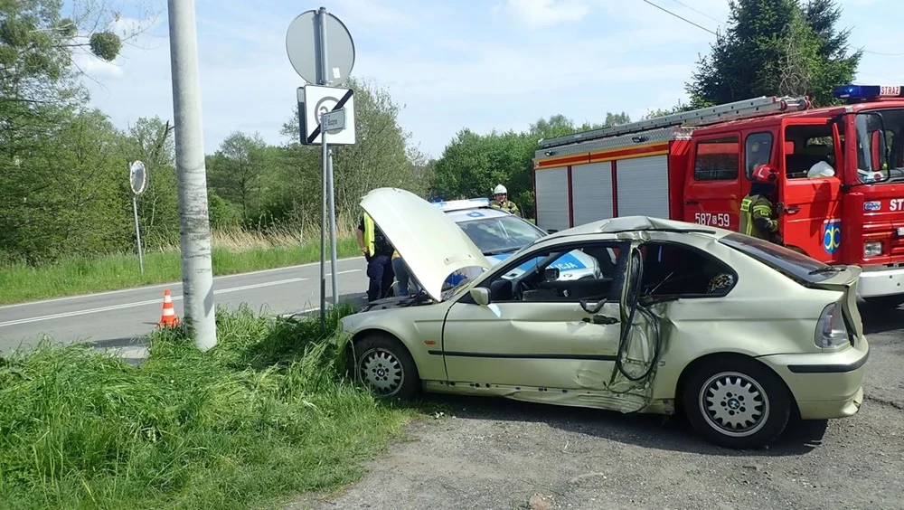 Nie dostosował prędkości i uderzył w latarnię!