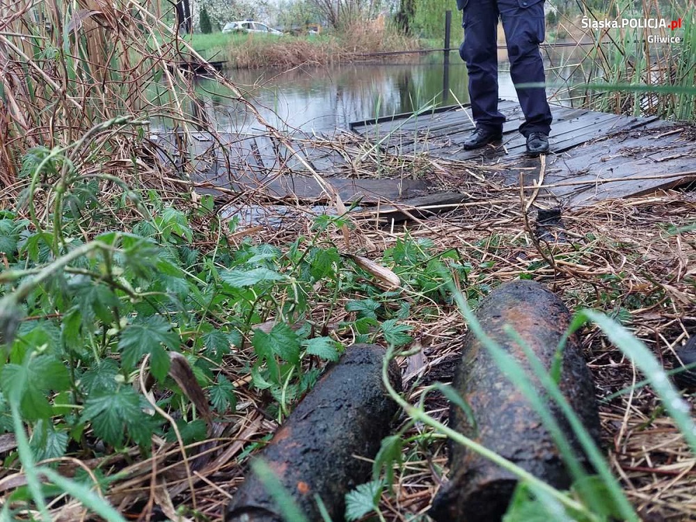 Wojenne artefakty odnalezione na dnie stawu przy ogródkach działkowych 