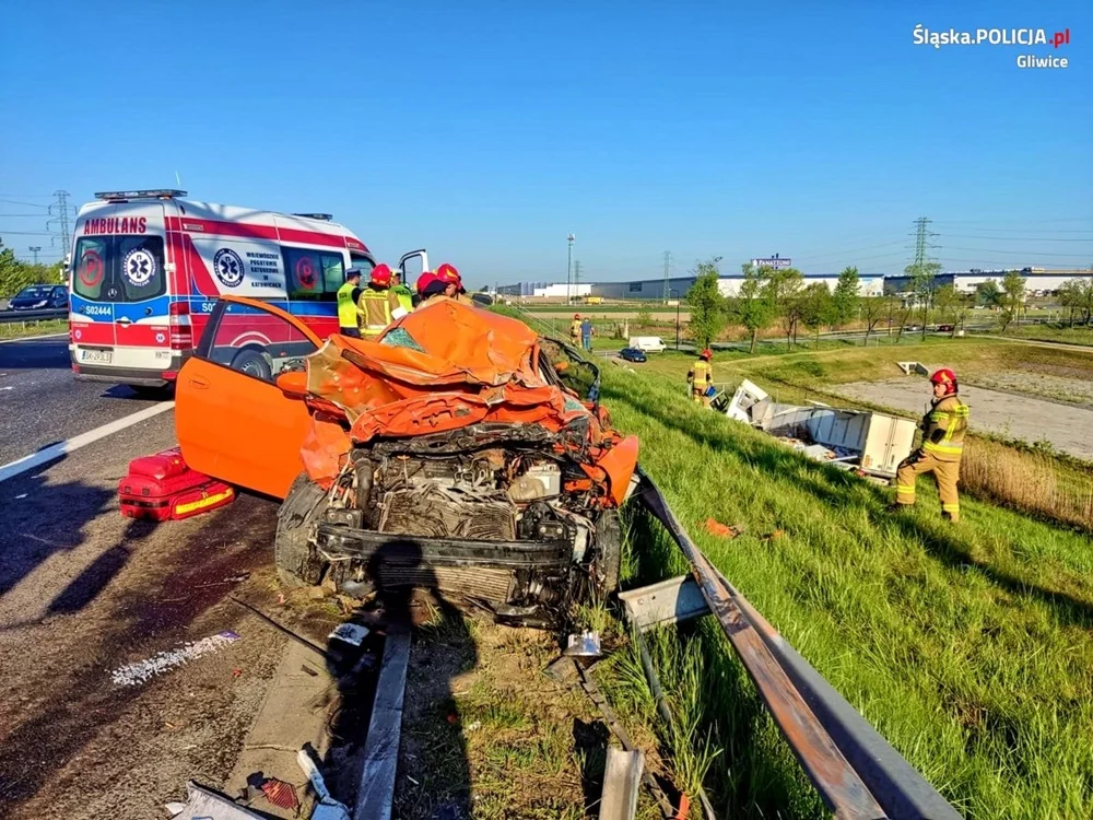 Groźny wypadek na autostradzie A4. Ciężarówka spadła z nasypu