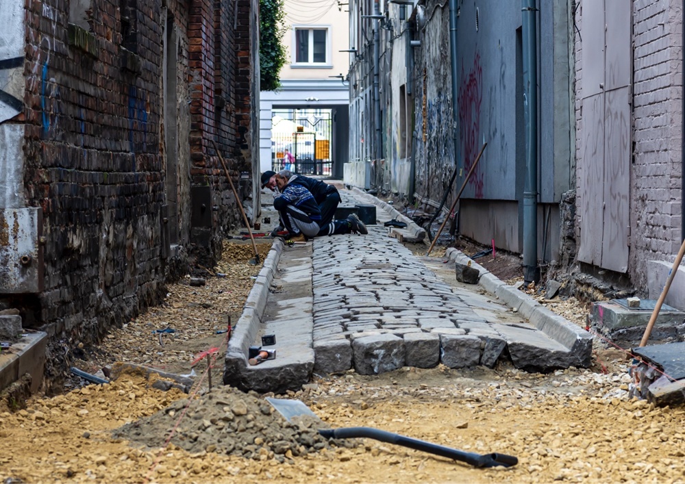 Średniowieczna ulica zmieni swoje oblicze. Trwa rewitalizacja ul. Zaułek