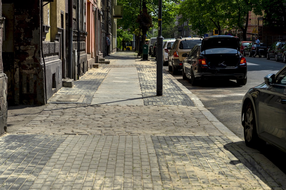 Kolejna inwestycja drogowa dobiega końca. Trwają ostatnie prace na ul. Smolenia