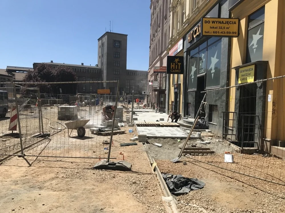 Trwa rewitalizacja ulicy Dworcowej. Rozpoczęło się układanie nawierzchni ulicy