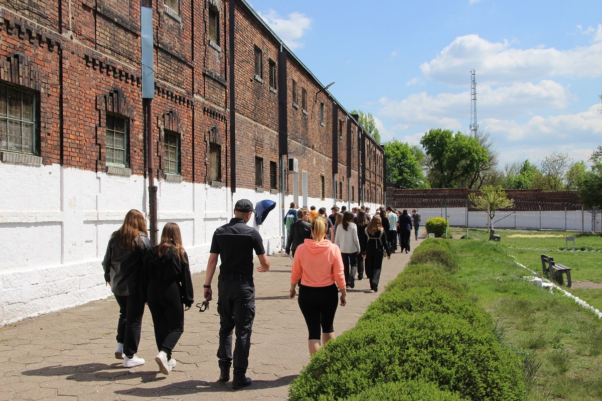 Sosnowiecka młodziez odwiedziła areszt w ramach programu "Na zakręcie"