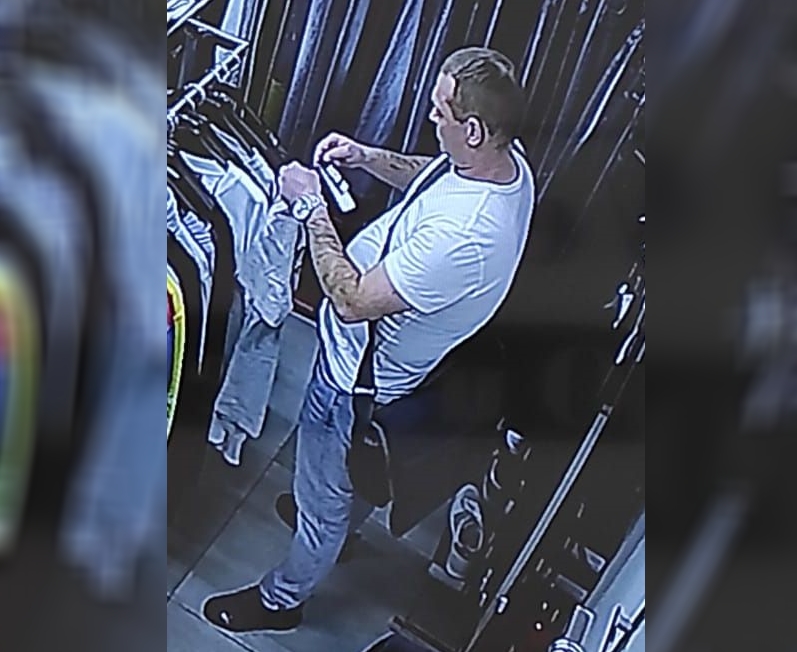 Sprawca ukradł odzież o łącznej wartości blisko 600 złotych! Rozpoznajesz go?