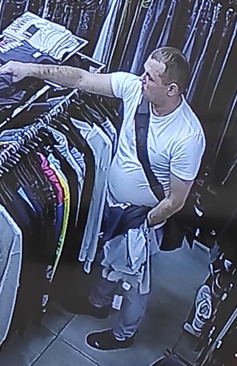 Sprawca ukradł odzież o łącznej wartości blisko 600 złotych! Rozpoznajesz go?