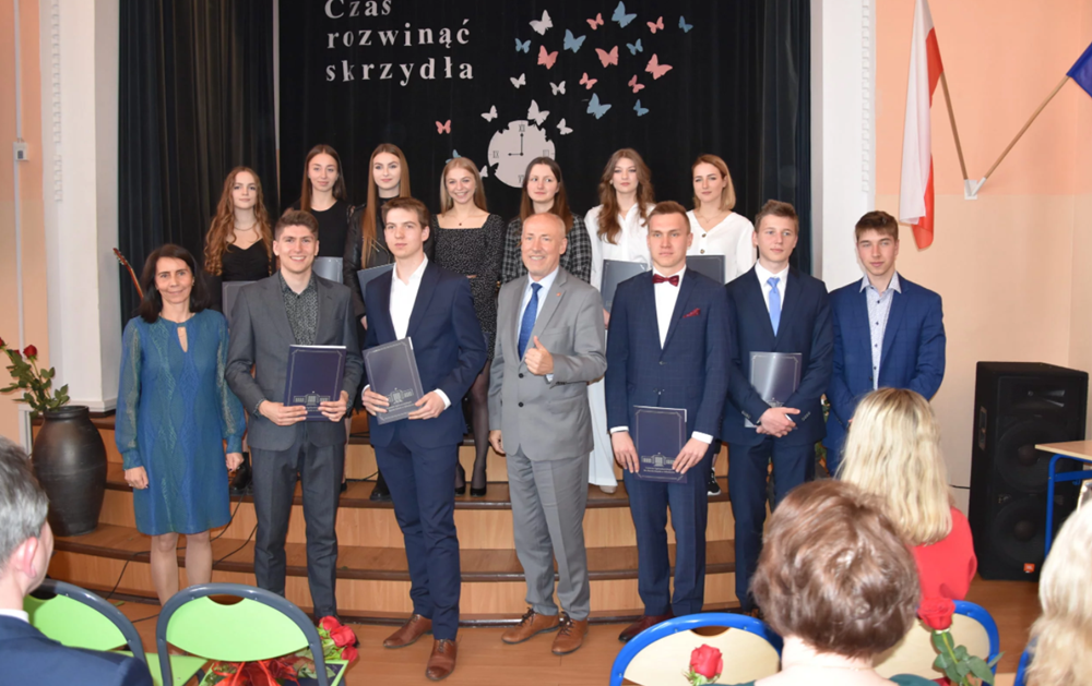 Koniec roku dla 463 absolwentów