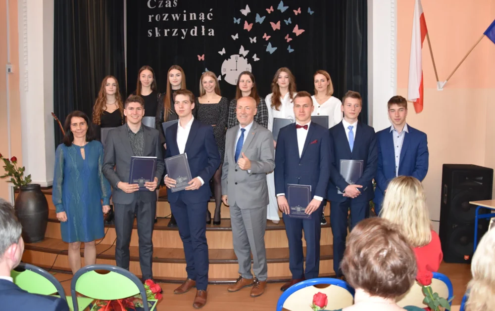 Koniec roku dla 463 absolwentów