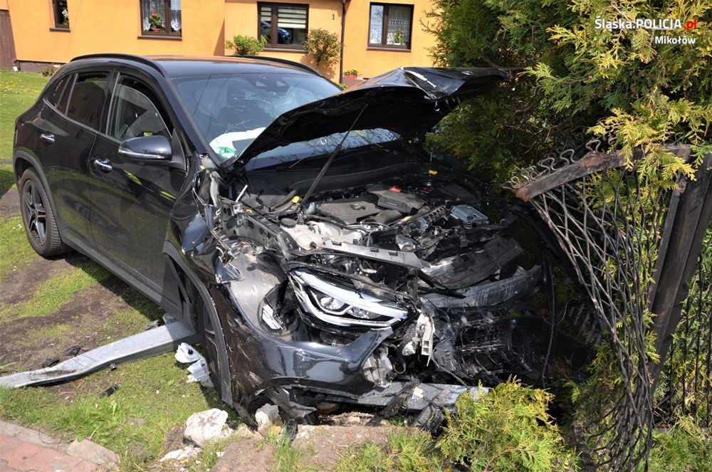 Pijana wjechała w ogrodzenie. Służby powiadomił samochodowy system eCall