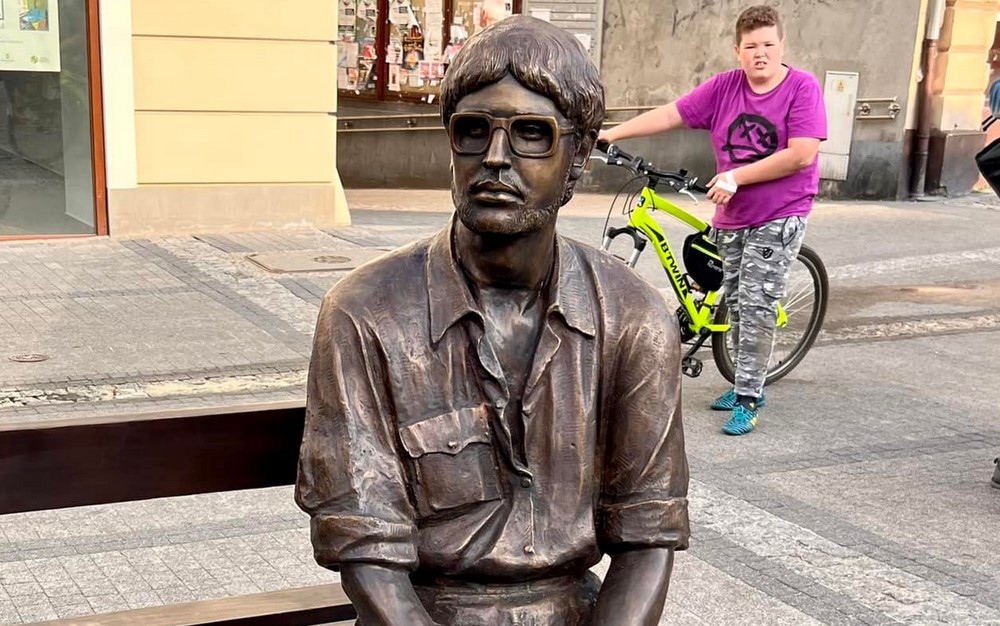 Rzeźba Rafała Wojaczka na rynku. Kolejny element uczczenia 800-lecia miasta