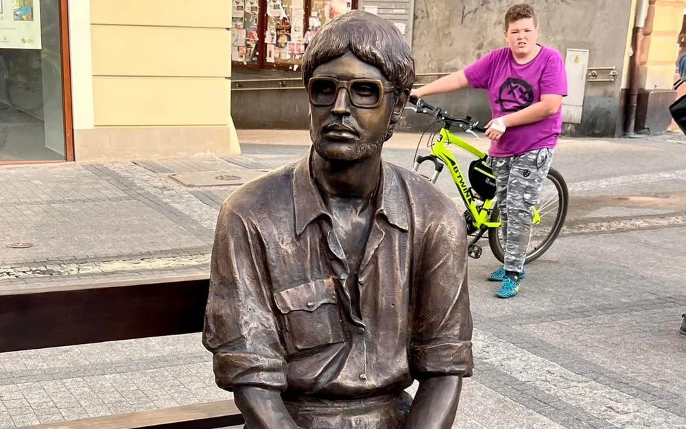 Rzeźba Rafała Wojaczka na rynku. Kolejny element uczczenia 800-lecia miasta