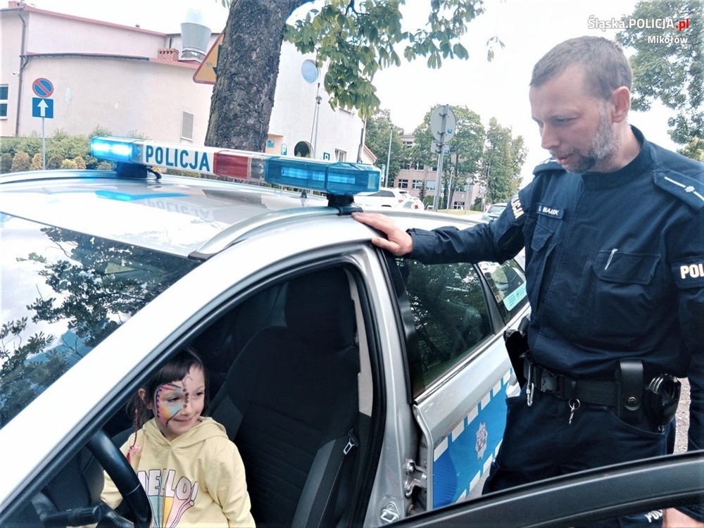 Dzielnicowy z profilaktyką na charytatywnym evencie