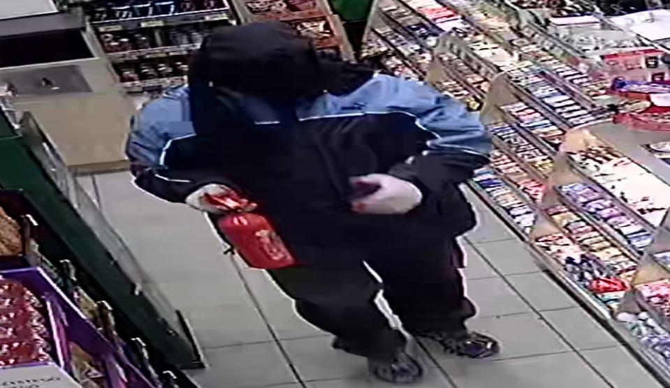 Publikujemy wizerunek mężczyzny podejrzewanego o rozbój w sklepie