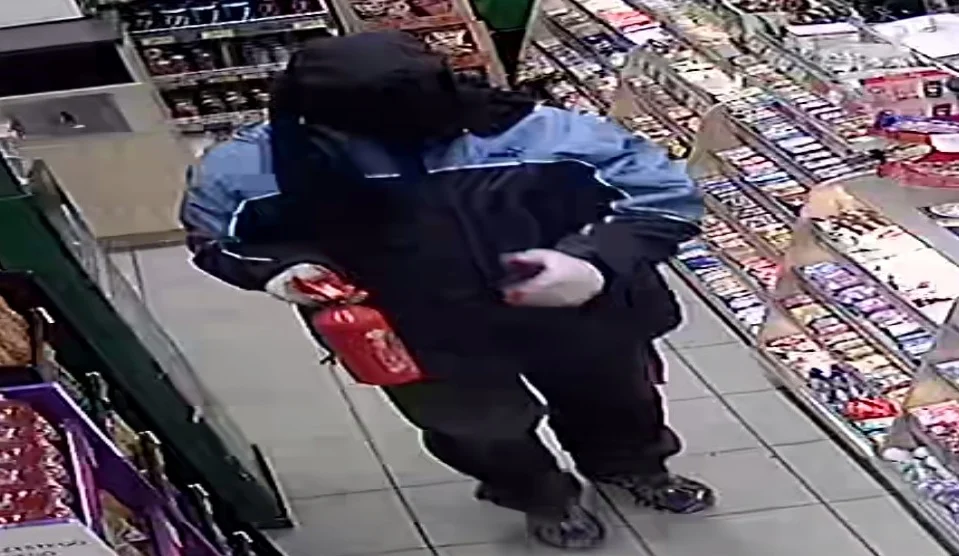 Publikujemy wizerunek mężczyzny podejrzewanego o rozbój w sklepie